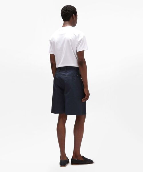TOMMY HILFIGER(トミーヒルフィガー)の「ワイドレッグチノショーツ(チノパンツ・メンズ・ネイビー・46/48/52)」の2枚目の写真