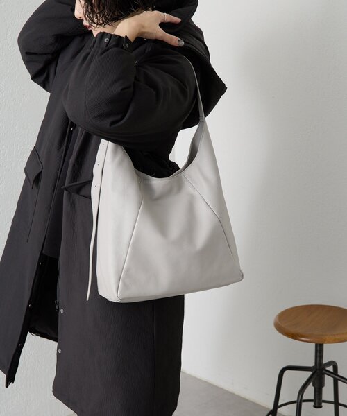 ear PAPILLONNER（イアパピヨネ）の「《本革/A4サイズ対応》ロングベルトショルダーバッグ（ショルダーバッグ・レディース・ライトグレー/ネイビー・FREE）」の2枚目の写真