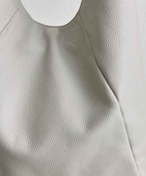 ear PAPILLONNER（イアパピヨネ）の「《本革/A4サイズ対応》ロングベルトショルダーバッグ（ショルダーバッグ・レディース・ライトグレー/ネイビー・FREE）」の4枚目の写真