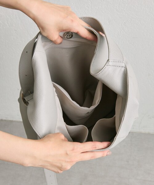 ear PAPILLONNER（イアパピヨネ）の「《本革/A4サイズ対応》ロングベルトショルダーバッグ（ショルダーバッグ・レディース・ライトグレー/ネイビー・FREE）」の5枚目の写真