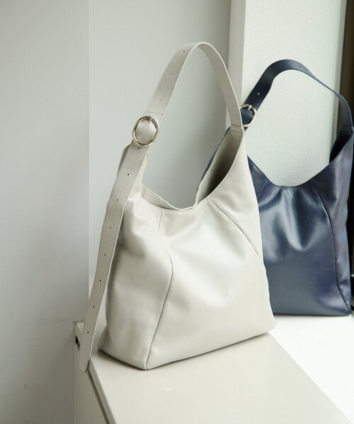 ear PAPILLONNER（イアパピヨネ）の「《本革/A4サイズ対応》ロングベルトショルダーバッグ（ショルダーバッグ・レディース・ライトグレー/ネイビー・FREE）」の6枚目の写真