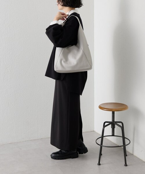 ear PAPILLONNER（イアパピヨネ）の「《本革/A4サイズ対応》ロングベルトショルダーバッグ（ショルダーバッグ・レディース・ライトグレー/ネイビー・FREE）」の8枚目の写真