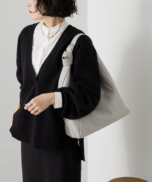 ear PAPILLONNER（イアパピヨネ）の「《本革/A4サイズ対応》ロングベルトショルダーバッグ（ショルダーバッグ・レディース・ライトグレー/ネイビー・FREE）」の9枚目の写真