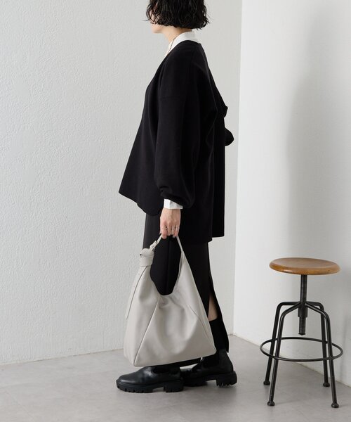 ear PAPILLONNER（イアパピヨネ）の「《本革/A4サイズ対応》ロングベルトショルダーバッグ（ショルダーバッグ・レディース・ライトグレー/ネイビー・FREE）」の12枚目の写真