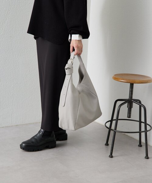 ear PAPILLONNER（イアパピヨネ）の「《本革/A4サイズ対応》ロングベルトショルダーバッグ（ショルダーバッグ・レディース・ライトグレー/ネイビー・FREE）」の13枚目の写真