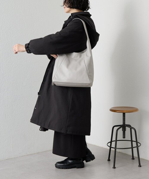 ear PAPILLONNER（イアパピヨネ）の「《本革/A4サイズ対応》ロングベルトショルダーバッグ（ショルダーバッグ・レディース・ライトグレー/ネイビー・FREE）」の18枚目の写真