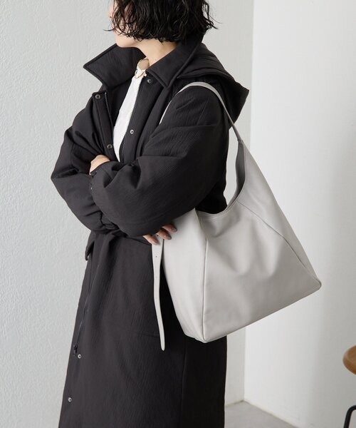 ear PAPILLONNER（イアパピヨネ）の「《本革/A4サイズ対応》ロングベルトショルダーバッグ（ショルダーバッグ・レディース・ライトグレー/ネイビー・FREE）」の19枚目の写真