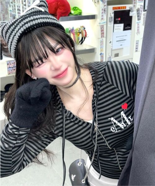 MUCENT(ムセント)の「ラブリッツミニハートロゴストライプナグランフードジップアップ(2カラー)(パーカー・レディース・ホワイト×ブラック/チャコールグレー×ブラック・FREE)」の4枚目の写真