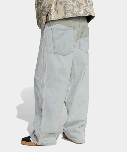 adidas（アディダス）の「90s オルタナティブ スポーツ ワイドレッグ スケーター ジーンズ / アディダスオリジナルス adidas Originals（その他パンツ・メンズ・ブルー・34inch/33inch/28inch/29inch/30inch/31inch/32inch/35inch/36inch/37inch/38inch）」の2枚目の写真