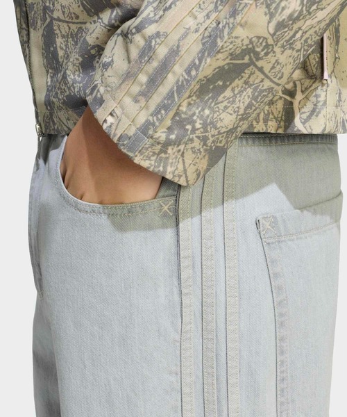 adidas（アディダス）の「90s オルタナティブ スポーツ ワイドレッグ スケーター ジーンズ / アディダスオリジナルス adidas Originals（その他パンツ・メンズ・ブルー・34inch/33inch/28inch/29inch/30inch/31inch/32inch/35inch/36inch/37inch/38inch）」の3枚目の写真