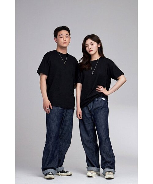 APOSTROPHE COMMA（アポストロフィコンマ）の「バックポイントラベル無地半袖Tシャツ（ブラック）（Tシャツ/カットソー・メンズ・ブラック・MEDIUM/SMALL/X-LARGE/LARGE）」の2枚目の写真