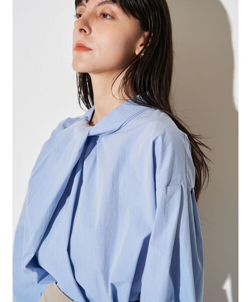 ELENDEEK（エレンディーク）の「ツイストギャザーブラウス（シャツ/ブラウス・レディース・オフホワイト/ブルー/ピンク・FREE）」の5枚目の写真