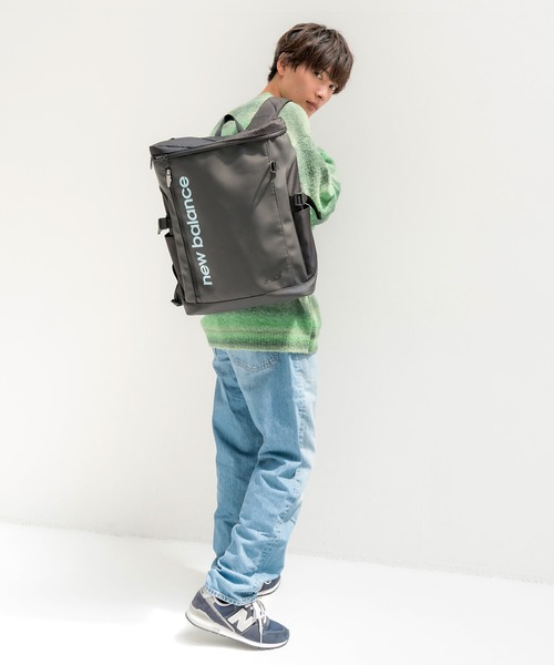 NEW BALANCE(ニューバランス)の「32L 撥水 PUレザー ボックスリュック(バックパック/リュック・メンズ・ブラック/ブラック×ホワイト/ブルー/グレー/パープル・FREE)」の6枚目の写真