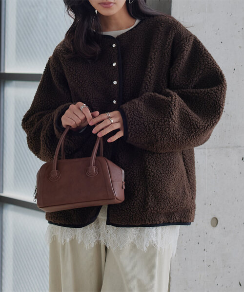 KOBE LETTUCE(コウベレタス)の「パイピングボアジャケットコート(ノーカラーコート・レディース・ブラック/アイボリー/ブラウン・M)」の3枚目の写真