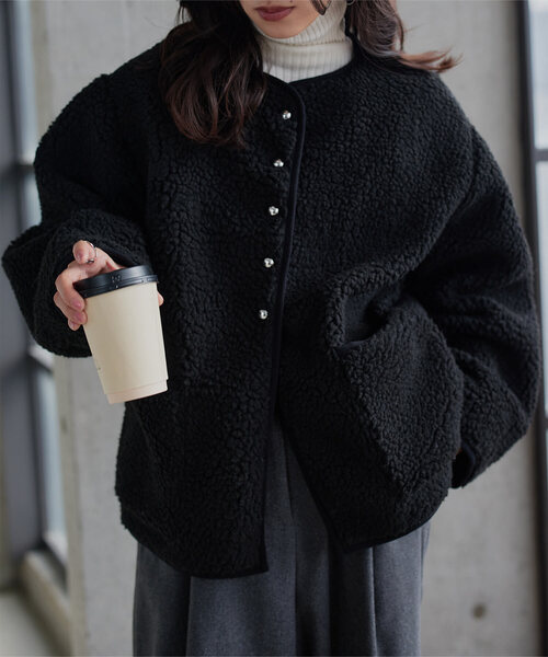 KOBE LETTUCE(コウベレタス)の「パイピングボアジャケットコート(ノーカラーコート・レディース・ブラック/アイボリー/ブラウン・M)」の2枚目の写真