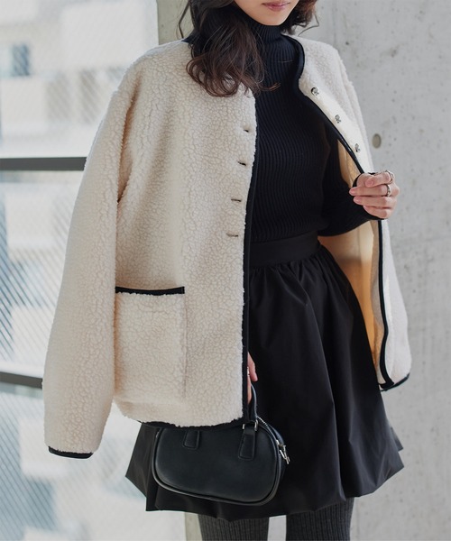 KOBE LETTUCE(コウベレタス)の「パイピングボアジャケットコート(ノーカラーコート・レディース・ブラック/アイボリー/ブラウン・M)」の4枚目の写真