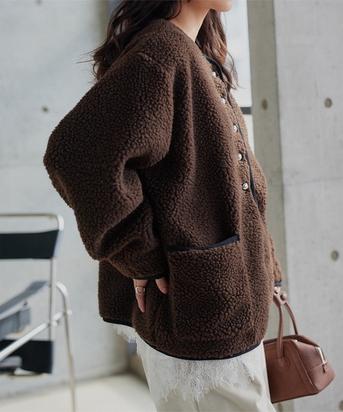 KOBE LETTUCE(コウベレタス)の「パイピングボアジャケットコート(ノーカラーコート・レディース・ブラック/アイボリー/ブラウン・M)」の8枚目の写真