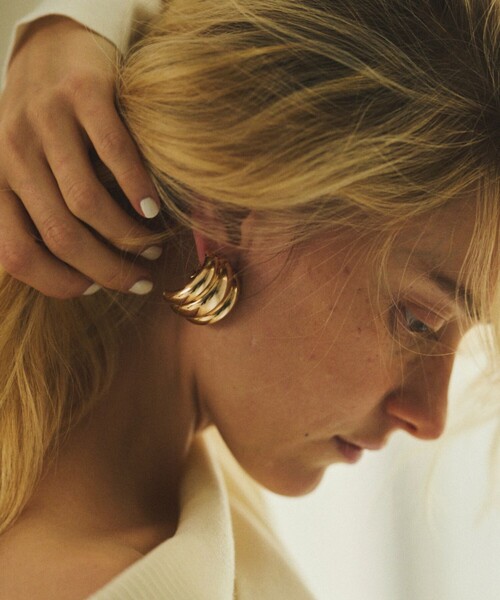 Rouge vif（ルージュヴィフ）の「【LILI CLASPE/リリクラスプ】ELSA SHIELD EARRINGS シールドピアス（ピアス（両耳用）・レディース・ゴールド・フリー）」の8枚目の写真