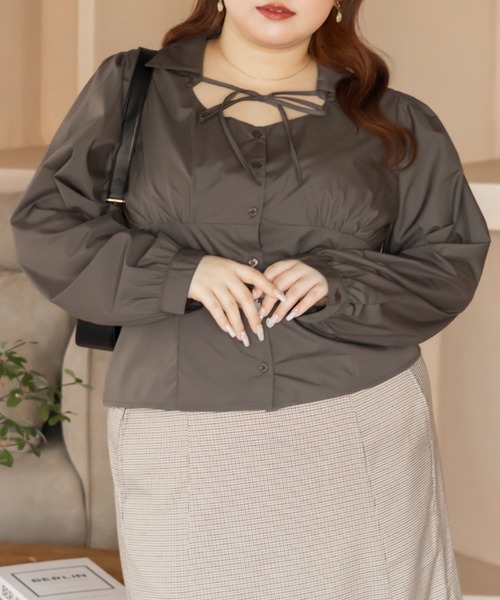 CLETTE(クレット)の「CLETTEオリジナルチョーカーリボンブラウス(シャツ/ブラウス・レディース・ネイビー/チャコールグレー/ブルー・4L/3L/LL)」の1枚目の写真
