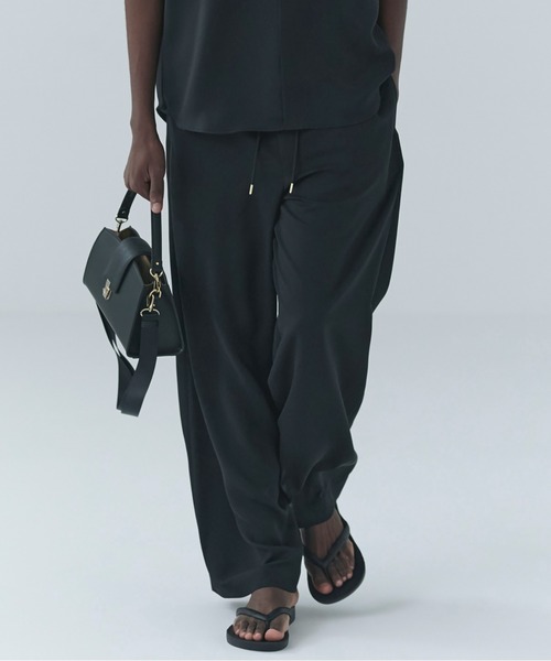 CULLNI(クルニ)の「Airy Cloth Extra Wide Drawstring Pant(スラックス・メンズ・ネイビー/ベージュ/チャコール/ブラック・2/1/0)」の2枚目の写真
