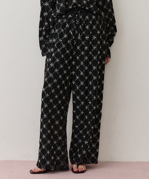 LA BELLE ETUDE(ラベルエチュード)の「楊柳ストライプビーズ刺繍パンツ(その他パンツ・レディース・その他/ライトブルー/ブラック/ホワイト・0/1)」の2枚目の写真