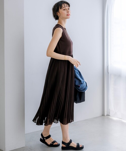 23区 S(ニジュウサンクチイサイサイズ)の「プリーツニット ワンピース(ワンピース・レディース・ネイビー系/ダークブラウン系・32)」の6枚目の写真