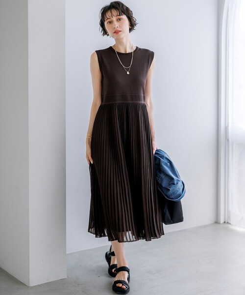 23区 S(ニジュウサンクチイサイサイズ)の「プリーツニット ワンピース(ワンピース・レディース・ネイビー系/ダークブラウン系・32)」の7枚目の写真