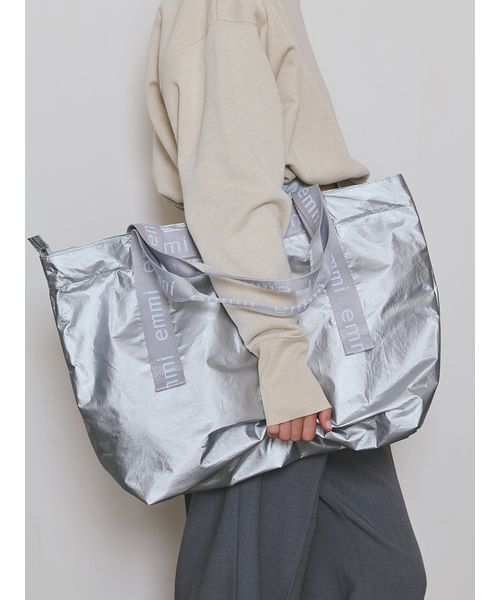 emmi（エミ）の「【ONLINE限定】撥水emmiロゴビックトートバッグ（トートバッグ・レディース・ホワイト/ブラック/シルバー・F）」の3枚目の写真