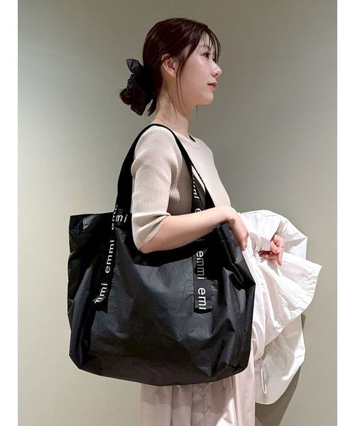 emmi（エミ）の「【ONLINE限定】撥水emmiロゴビックトートバッグ（トートバッグ・レディース・ホワイト/ブラック/シルバー・F）」の2枚目の写真