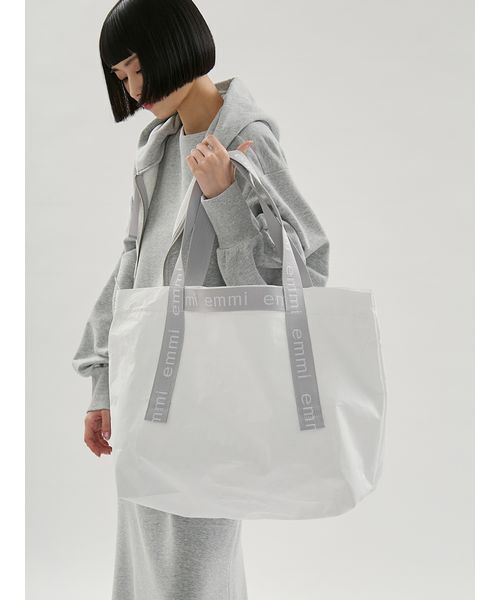 emmi（エミ）の「【ONLINE限定】撥水emmiロゴビックトートバッグ（トートバッグ・レディース・ホワイト/ブラック/シルバー・F）」の18枚目の写真