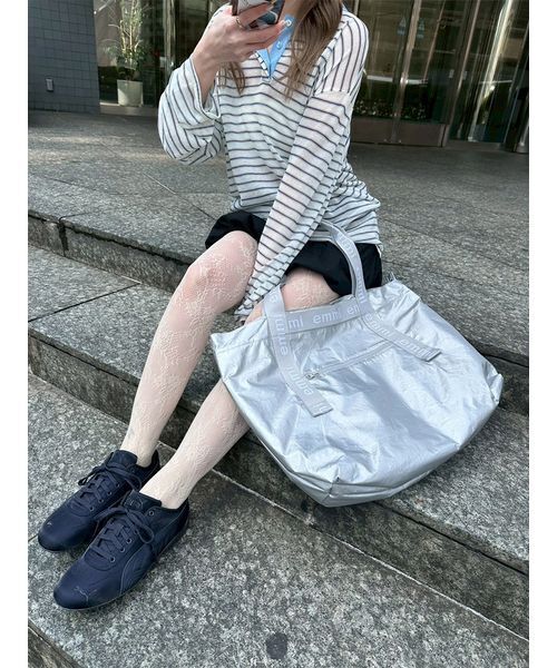 emmi（エミ）の「【ONLINE限定】撥水emmiロゴビックトートバッグ（トートバッグ・レディース・ホワイト/ブラック/シルバー・F）」の14枚目の写真