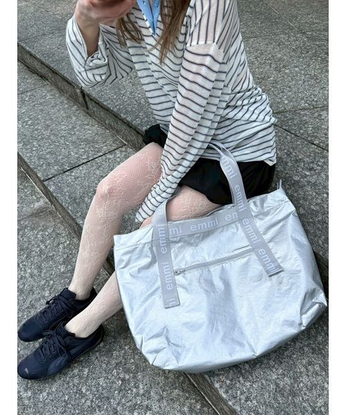 emmi（エミ）の「【ONLINE限定】撥水emmiロゴビックトートバッグ（トートバッグ・レディース・ホワイト/ブラック/シルバー・F）」の13枚目の写真