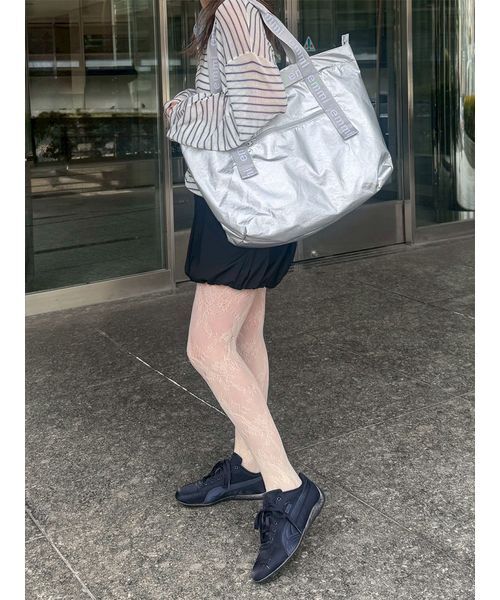 emmi（エミ）の「【ONLINE限定】撥水emmiロゴビックトートバッグ（トートバッグ・レディース・ホワイト/ブラック/シルバー・F）」の11枚目の写真