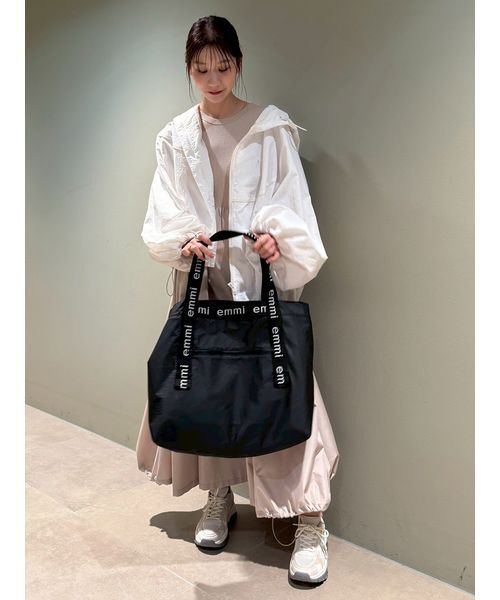 emmi（エミ）の「【ONLINE限定】撥水emmiロゴビックトートバッグ（トートバッグ・レディース・ホワイト/ブラック/シルバー・F）」の10枚目の写真