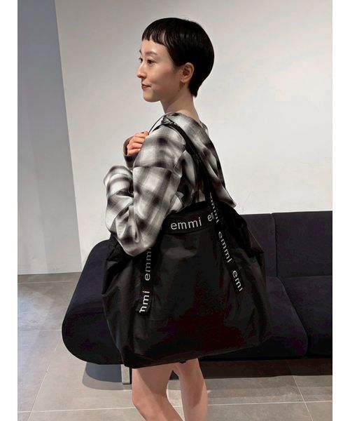 emmi（エミ）の「【ONLINE限定】撥水emmiロゴビックトートバッグ（トートバッグ・レディース・ホワイト/ブラック/シルバー・F）」の8枚目の写真