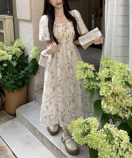 ＆soiree（アンドソワレ）の「スクエアネックパフスリーブ花柄ワンピース（ワンピース・レディース・オフホワイト・X-LARGE/LARGE/MEDIUM）」の4枚目の写真