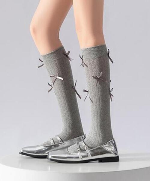 WEGO(ウィゴー)の「WEGO/【26年春新作】リボン付きハイソックス(ソックス/靴下・レディース・ブラック/グレー/ホワイト・23-25cm)」の3枚目の写真