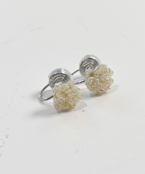 yu-ka(ユーカ)の「YU-KA:フラワーイヤリング flower earrings(イヤリング・レディース・ホワイト・FREE)」の3枚目の写真