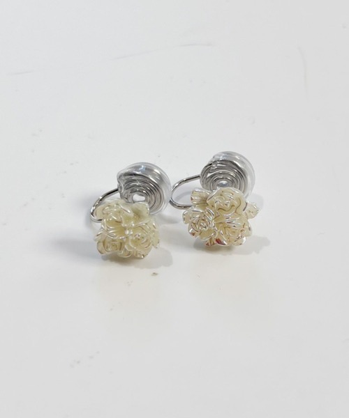 yu-ka(ユーカ)の「YU-KA:フラワーイヤリング flower earrings(イヤリング・レディース・ホワイト・FREE)」の2枚目の写真