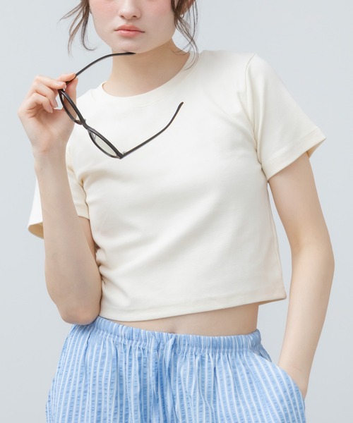 HEILIS(ヘイリス)の「ベーシック半袖カットソー / 無地 半袖 クロップド コンパクト カットソー Tシャツ レイヤード インナー 短丈 イエロー ブラック ホワイト アイボリー ネイビー ブルー 韓国 春服 夏服 カジュアル モード シティガール ノームコア スポーティ シンプル(Tシャツ/カットソー・レディース・ネイビー/ブラック/アイボリー/イエロー・FREE)」の4枚目の写真