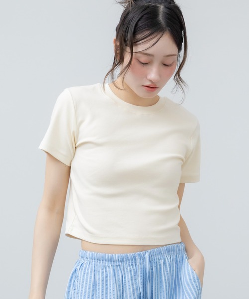 HEILIS(ヘイリス)の「ベーシック半袖カットソー / 無地 半袖 クロップド コンパクト カットソー Tシャツ レイヤード インナー 短丈 イエロー ブラック ホワイト アイボリー ネイビー ブルー 韓国 春服 夏服 カジュアル モード シティガール ノームコア スポーティ シンプル(Tシャツ/カットソー・レディース・ネイビー/ブラック/アイボリー/イエロー・FREE)」の10枚目の写真