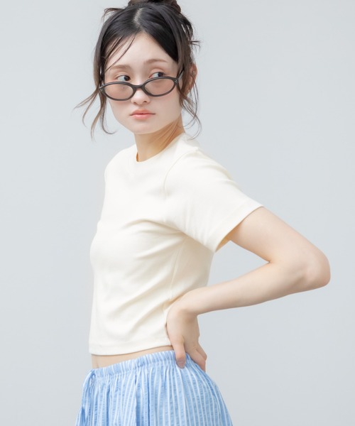 HEILIS(ヘイリス)の「ベーシック半袖カットソー / 無地 半袖 クロップド コンパクト カットソー Tシャツ レイヤード インナー 短丈 イエロー ブラック ホワイト アイボリー ネイビー ブルー 韓国 春服 夏服 カジュアル モード シティガール ノームコア スポーティ シンプル(Tシャツ/カットソー・レディース・ネイビー/ブラック/アイボリー/イエロー・FREE)」の12枚目の写真