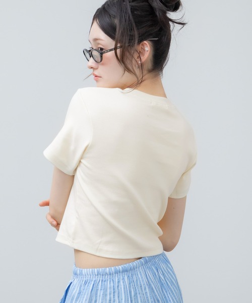 HEILIS(ヘイリス)の「ベーシック半袖カットソー / 無地 半袖 クロップド コンパクト カットソー Tシャツ レイヤード インナー 短丈 イエロー ブラック ホワイト アイボリー ネイビー ブルー 韓国 春服 夏服 カジュアル モード シティガール ノームコア スポーティ シンプル(Tシャツ/カットソー・レディース・ネイビー/ブラック/アイボリー/イエロー・FREE)」の13枚目の写真