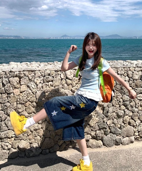 AsheKsha(アシクシャ)の「フルプリントのデイジー柄、半袖、二重フリルのトップス(Tシャツ/カットソー・レディース・ブルー・M)」の2枚目の写真