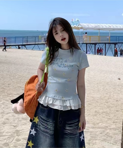 AsheKsha(アシクシャ)の「フルプリントのデイジー柄、半袖、二重フリルのトップス(Tシャツ/カットソー・レディース・ブルー・M)」の4枚目の写真