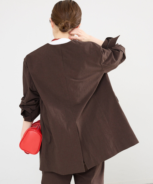 IENA(イエナ)の「《一部カラー店舗限定》コットンサブレUネックジャケット(ノーカラージャケット・レディース・ブラウン/ブラック・38/36)」の19枚目の写真