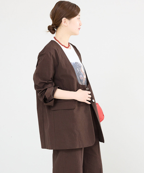IENA(イエナ)の「《一部カラー店舗限定》コットンサブレUネックジャケット(ノーカラージャケット・レディース・ブラウン/ブラック・38/36)」の18枚目の写真