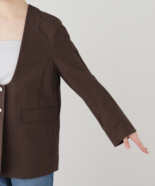 IENA(イエナ)の「《一部カラー店舗限定》コットンサブレUネックジャケット(ノーカラージャケット・レディース・ブラウン/ブラック・38/36)」の10枚目の写真