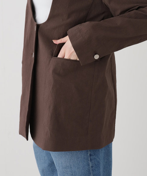 IENA(イエナ)の「《一部カラー店舗限定》コットンサブレUネックジャケット(ノーカラージャケット・レディース・ブラウン/ブラック・38/36)」の9枚目の写真