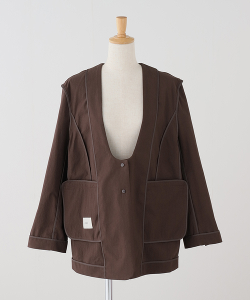 IENA(イエナ)の「《一部カラー店舗限定》コットンサブレUネックジャケット(ノーカラージャケット・レディース・ブラウン/ブラック・38/36)」の7枚目の写真